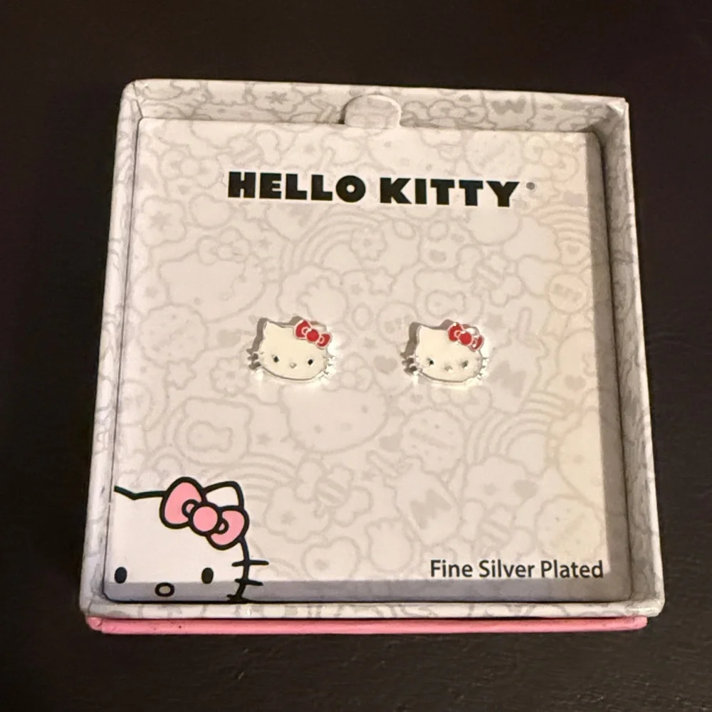 Hello Kitty earrings - Picture 1 of 2